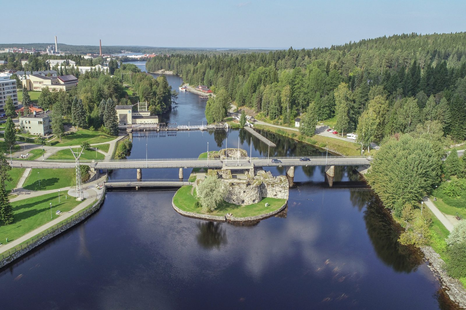 Ilmakuva Kajaanin linnanraunioista ja joesta