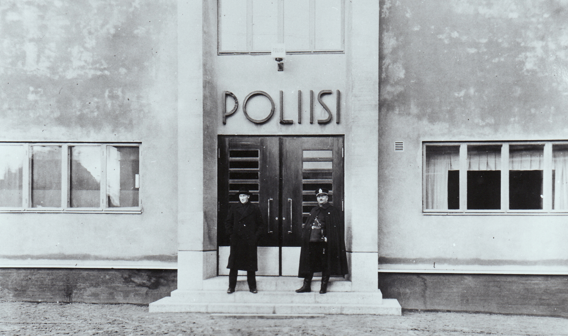 Kuvassa Kajaanin vanhan poliisilaitoksen, Linnankatu 14, pääsisäänkäynti