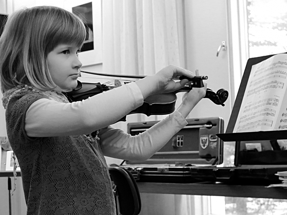 Tyttö soittaa viulua