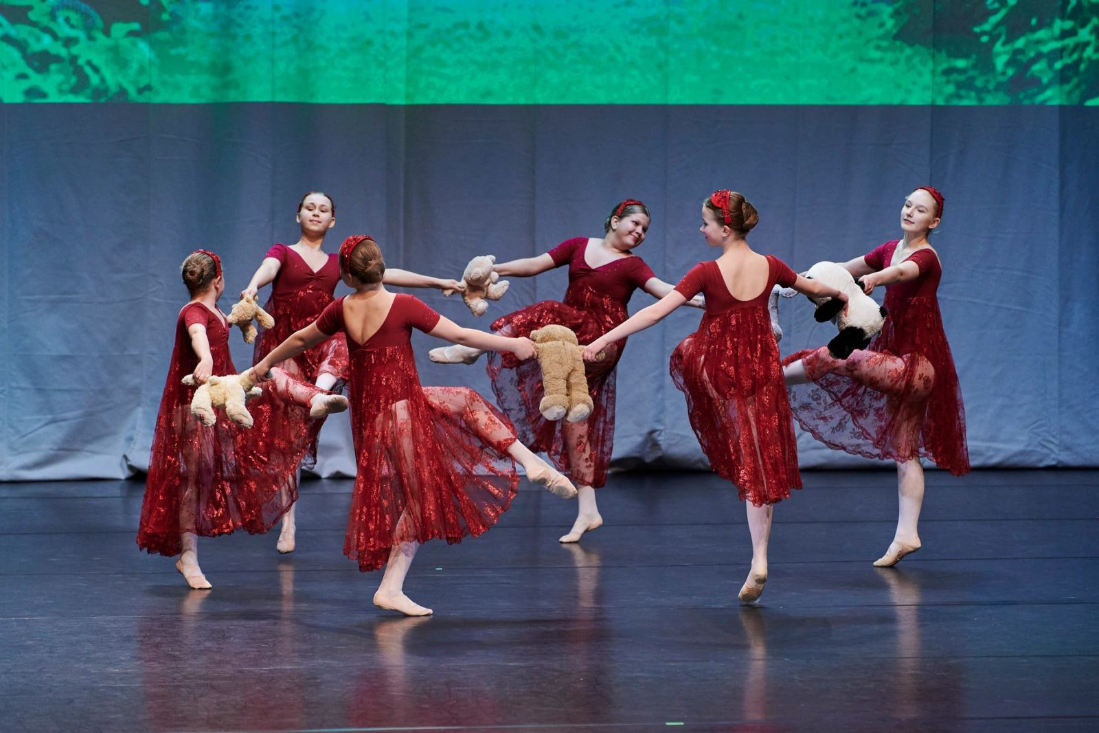 Balettitanssijat esiintyvät tanssinäytöksessä