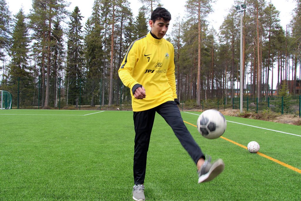 Abdulaziz Azeeza harjoittelee jalkapallokentällä.