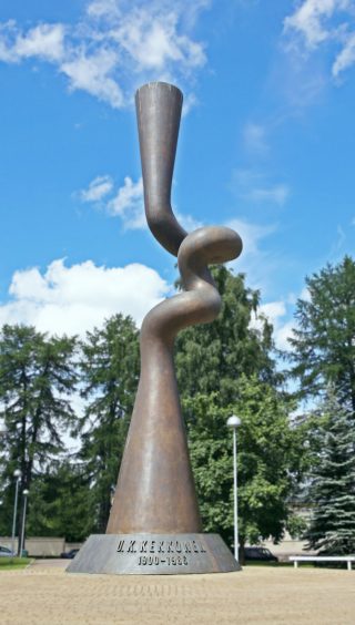 Pekka Kauhanen: Suuri Aika (Great Period), 1990, bronze. The monument of President Urho Kekkonen. Urho Kekkonen Park, Kirkkokatu 18.