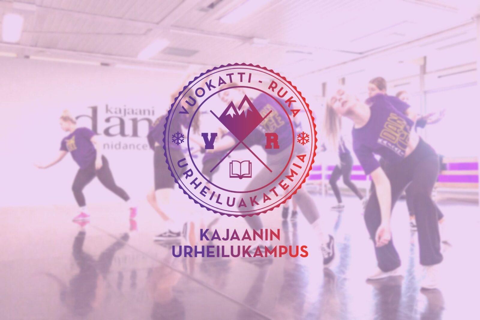 Vuokatti-Ruka urheiluakatemia-Kajaanin kampus logo, takana tanssivia nuoria