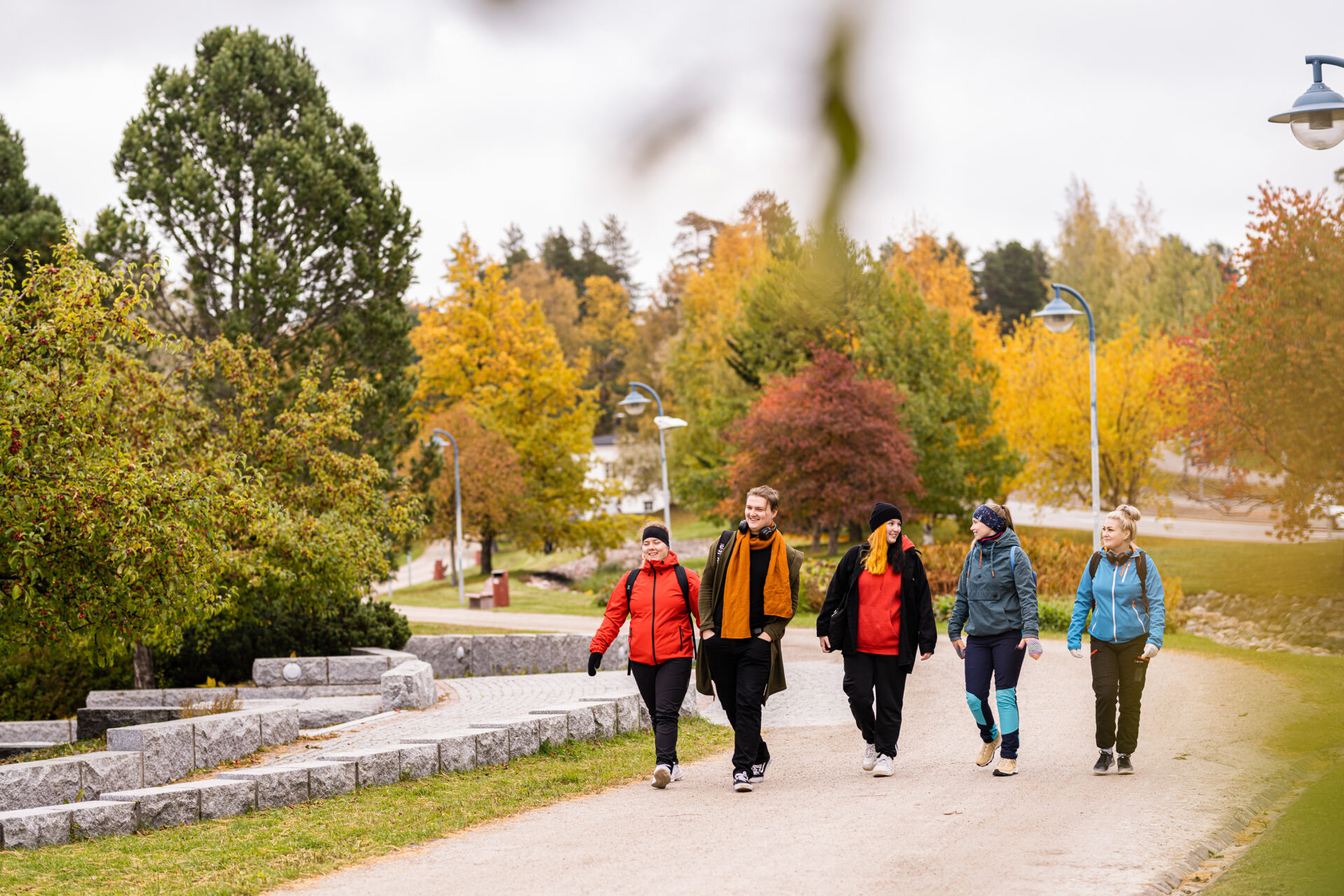 Nuoria henkilöitä kävelemässä Kajaanin rantapuistossa