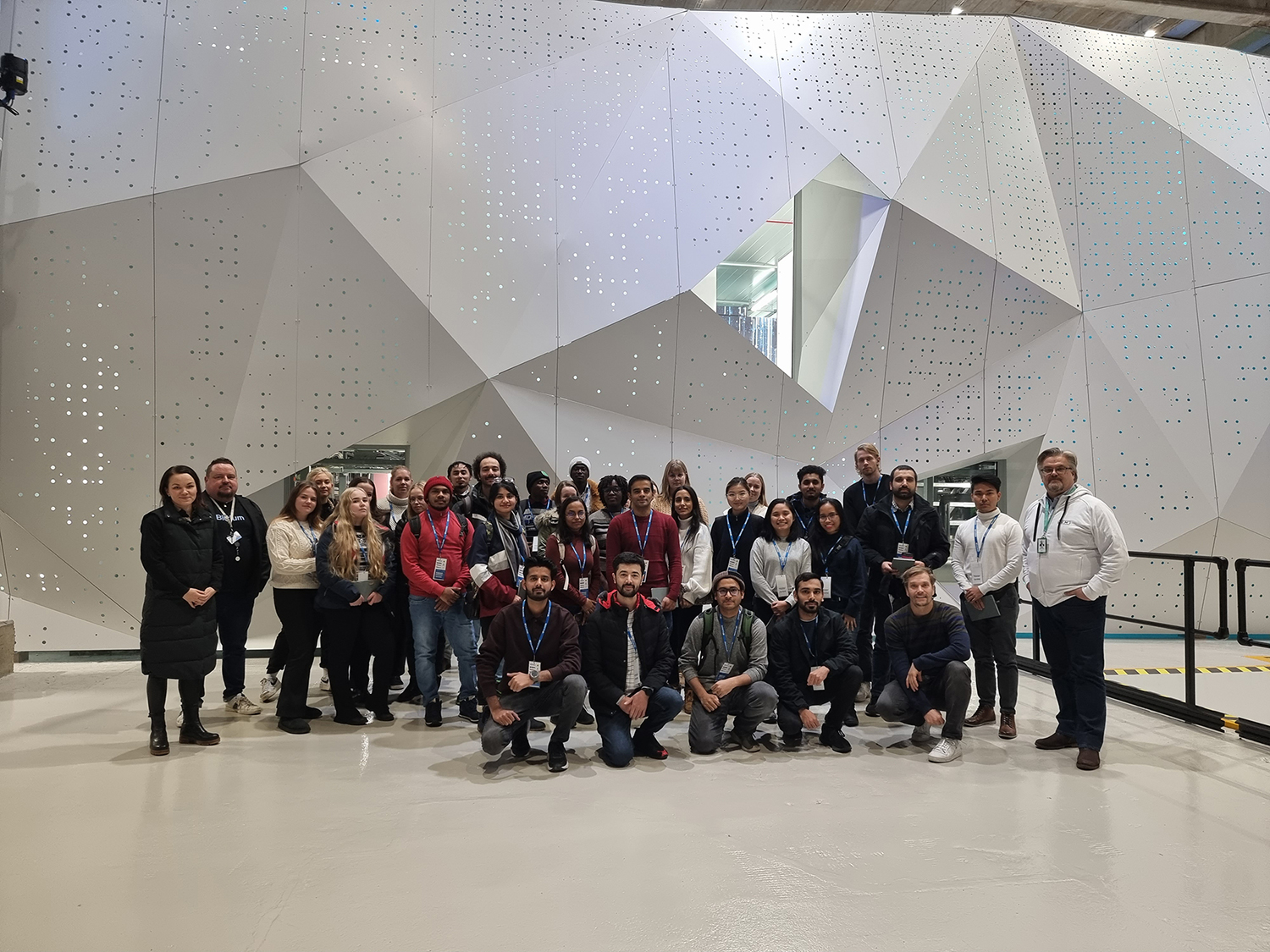 Opiskelijaryhmä vierailulla CSCn datakeskuksessa LUMI-supertietokoneen edessä