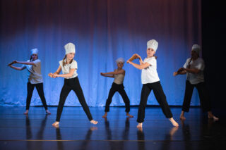 Tanssijat esittävät leipureita tanssinäytöksessä