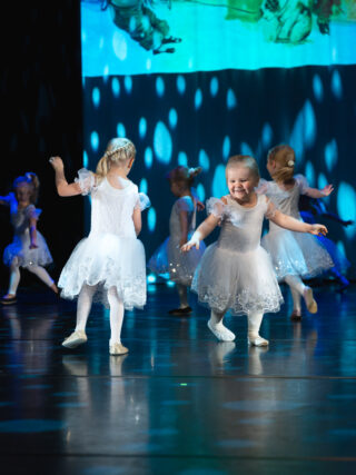 Lapset esiintyvät tanssinäytöksessä
