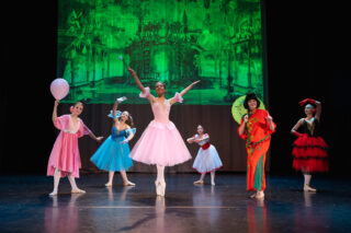 Balettitanssijat esittävät erilaisia nukkeja tanssinäytöksessä