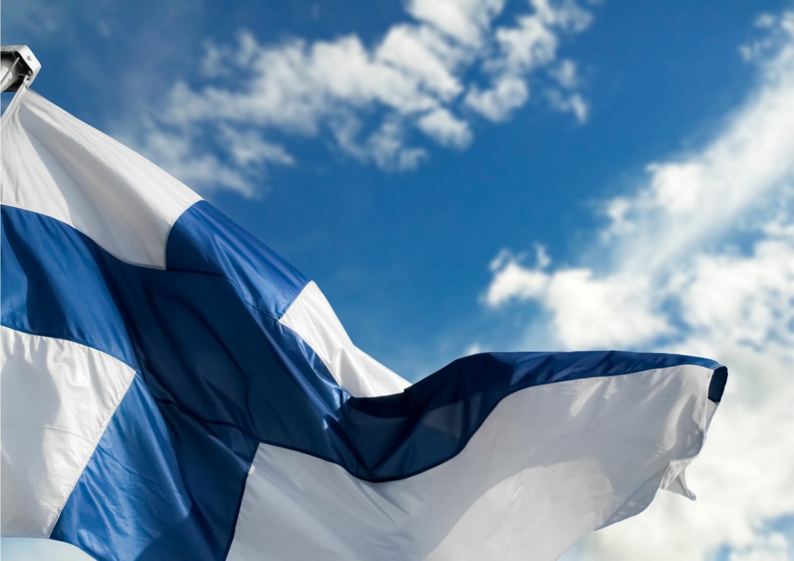 Suomen lippu ja taustalla taivas.