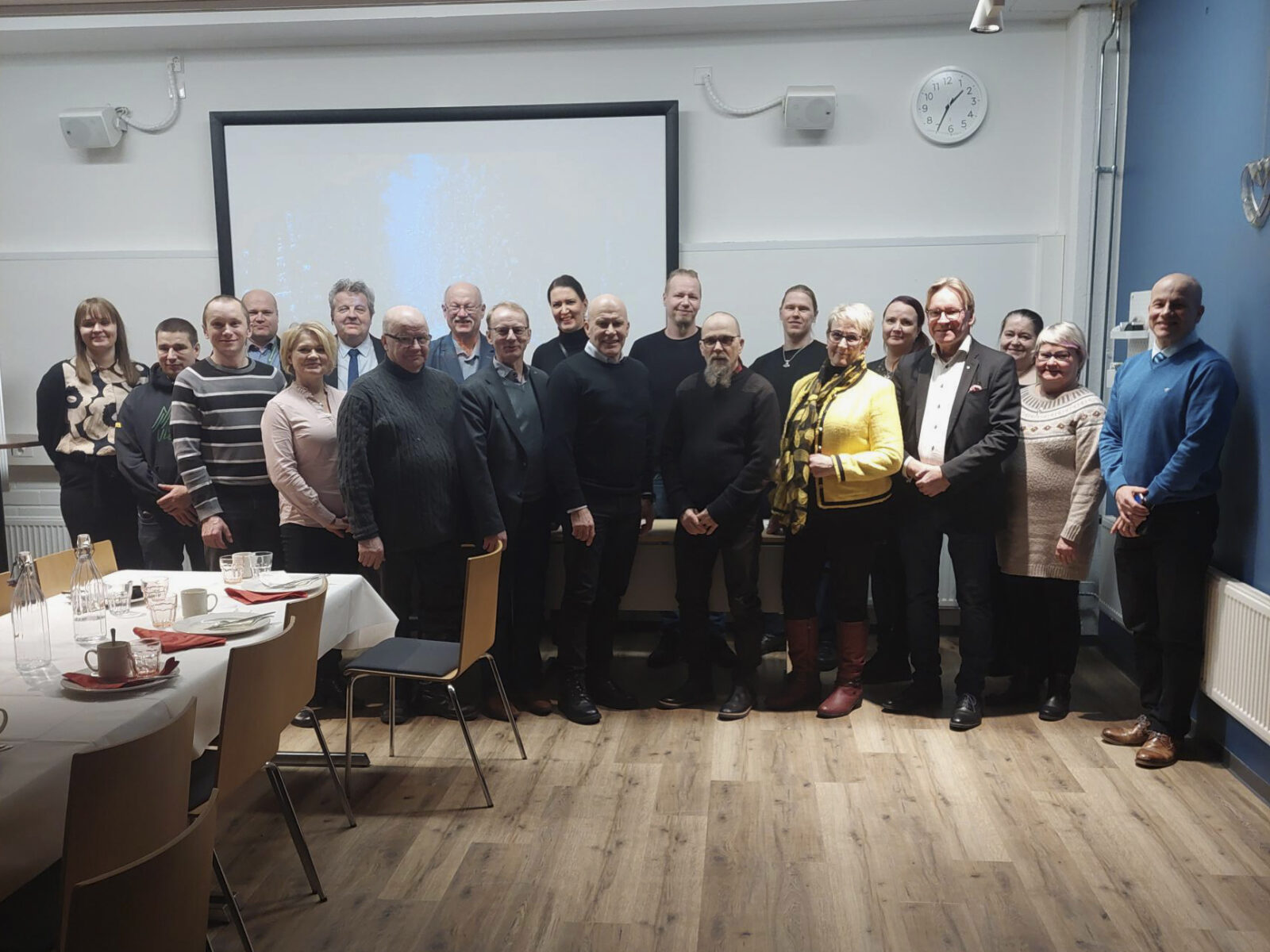 Vieremän kunnanvaltuuston sekä Kajaanin kaupungin edustajia ryhmäkuvassa.