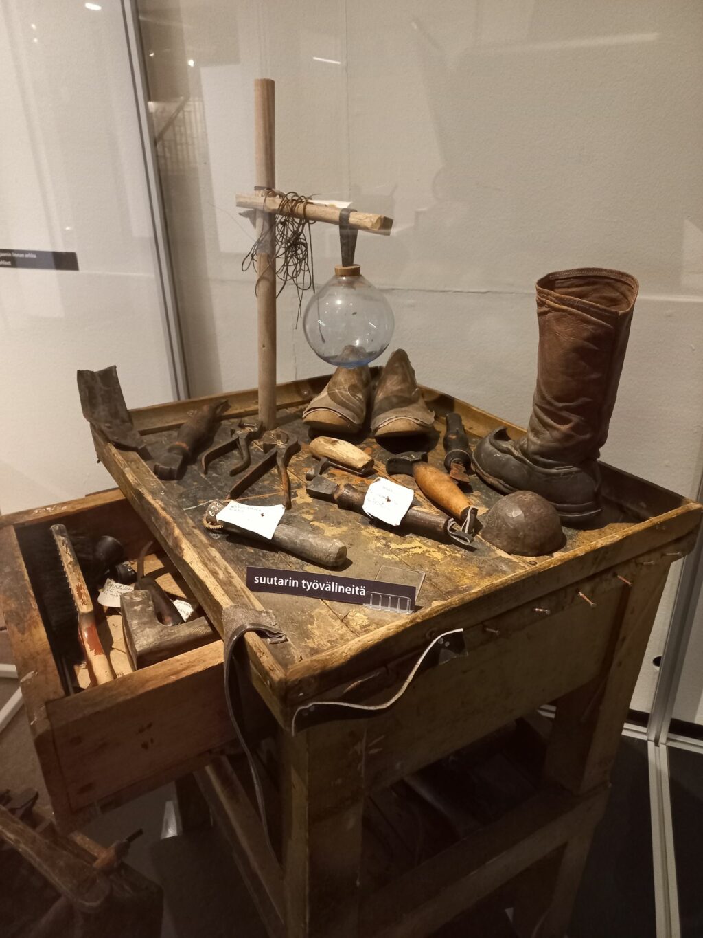 Vanhoja työkaluja puisella pöydällä